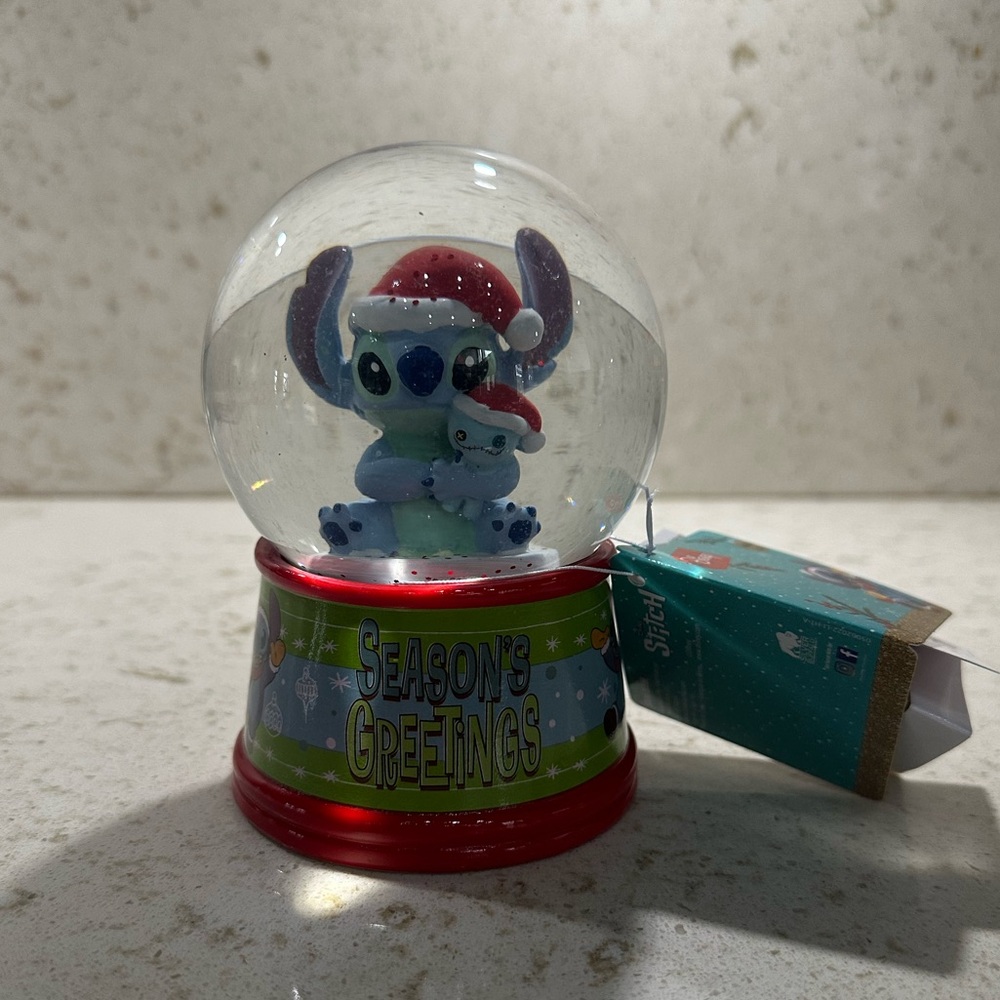 Disney Lilo & Light Up Stitch Stitch Holding Scrump Christmas Snow Globe *BNWT*
